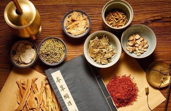Китайский травяной чай с кусочками корня астрагала