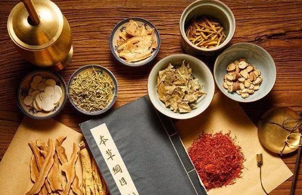 Китайский травяной чай с кусочками корня астрагала