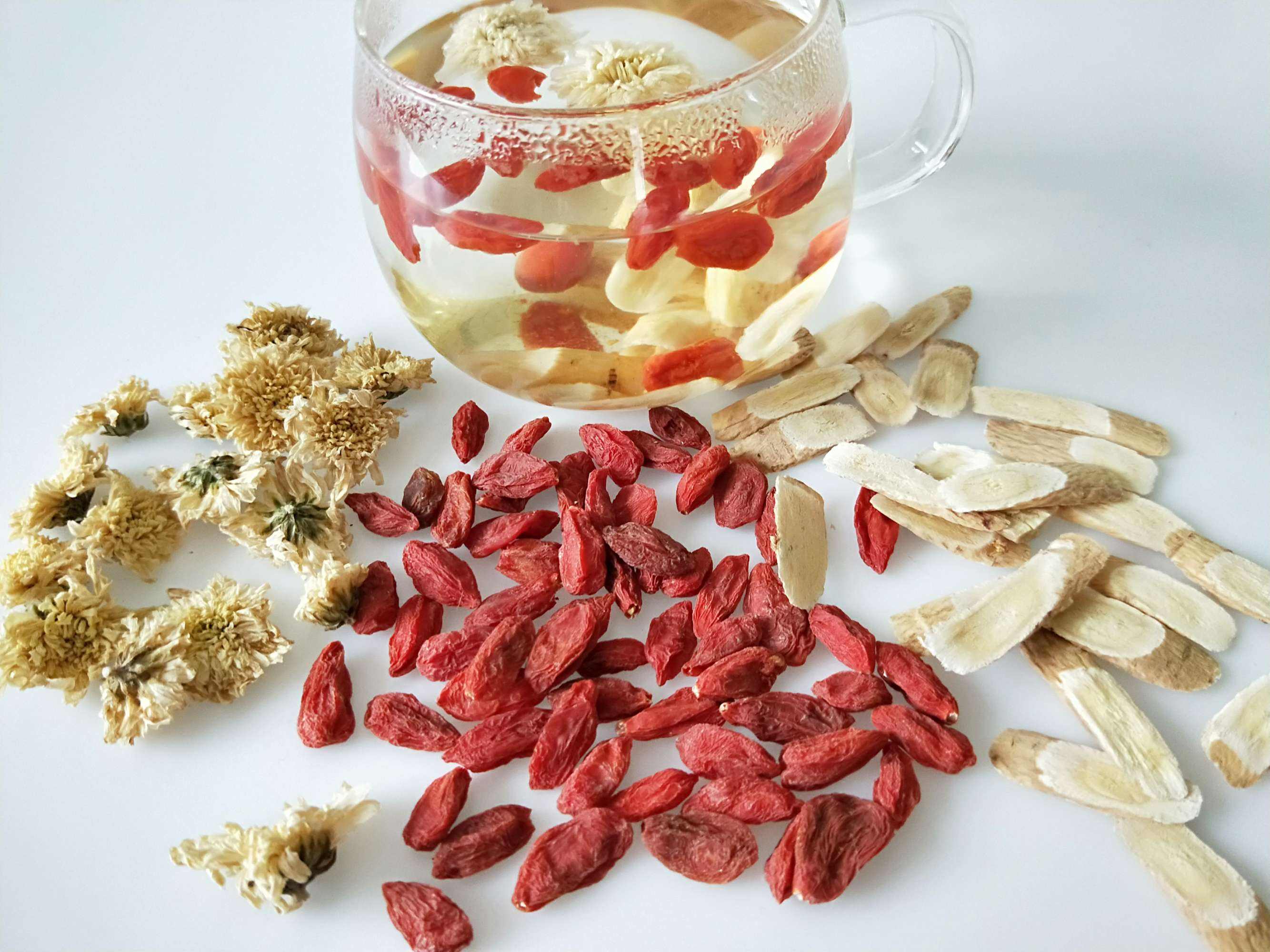 Китайский травяной чай с кусочками корня астрагала