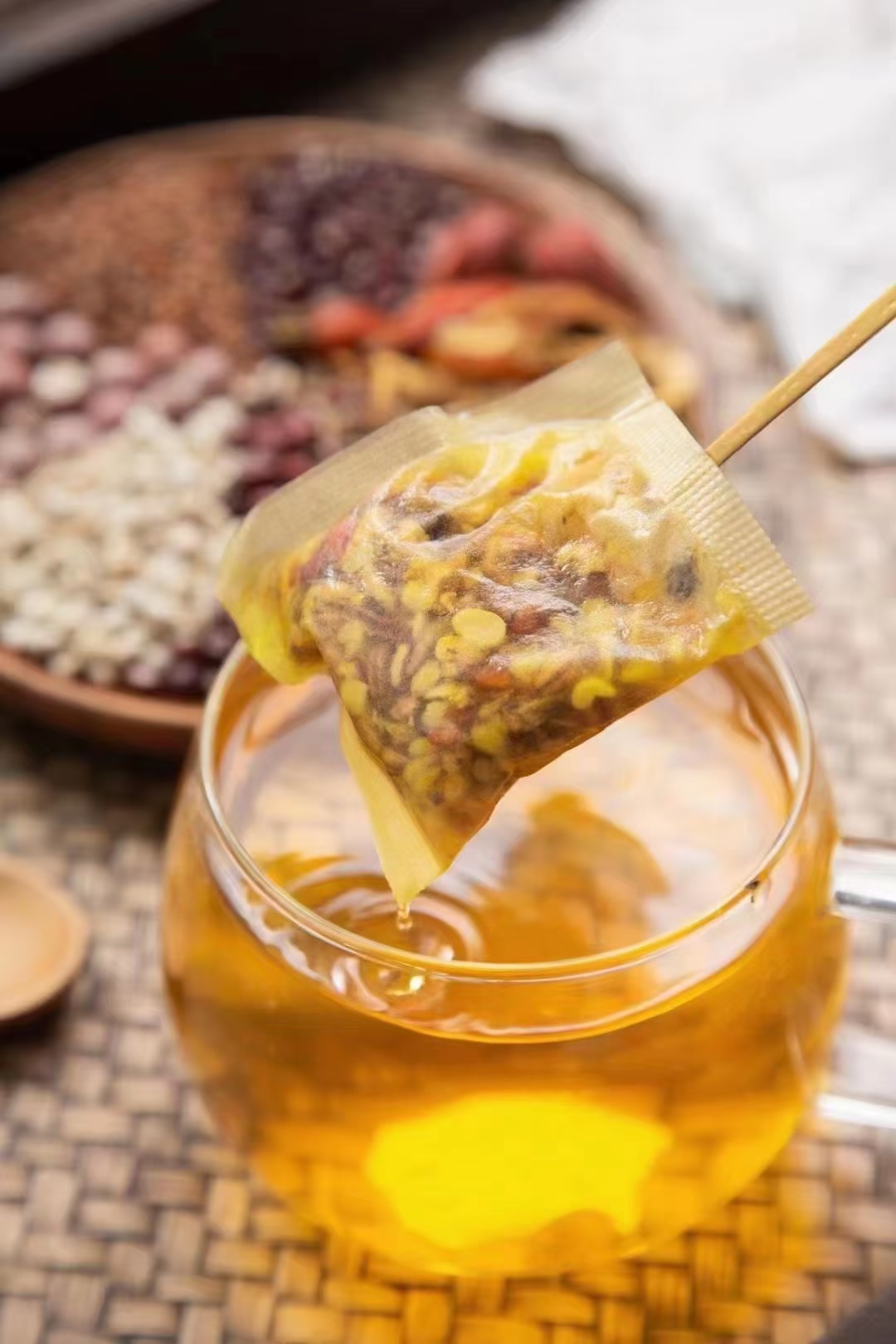 Китайский травяной чай с кусочками корня астрагала